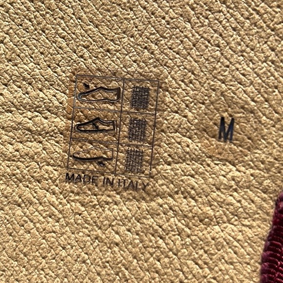 Gucci Geometric G Travel Slippers w/bag and Neck Pillow w/bag Like NEW Authentic - Picture 8 of 16